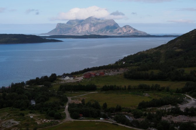 Coastal landscape along the KV17.