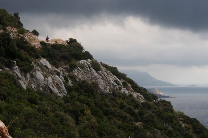 Jan rounds a corner on the road to Potomje.