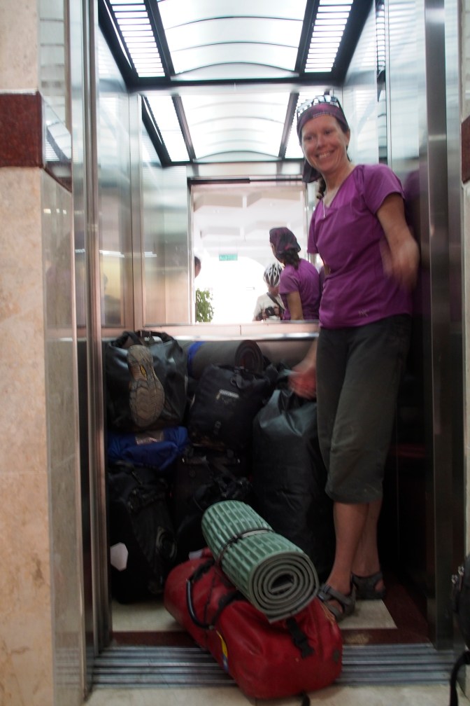 Jan with all the luggage in the hotel in Sur.