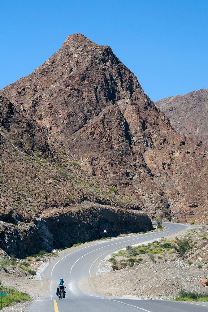Riding through Jabal Nakhal to Fanja.
