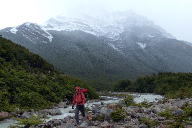 Hiking back to El Chaltén along Rio Fitz Roy.