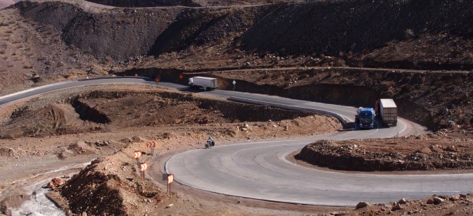 Jan with the trucks on the climb out of Incahuasi.