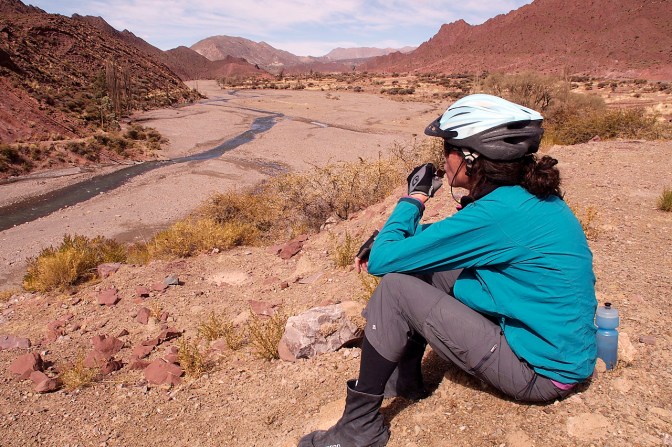 Snack break overlooking Rio Taru.