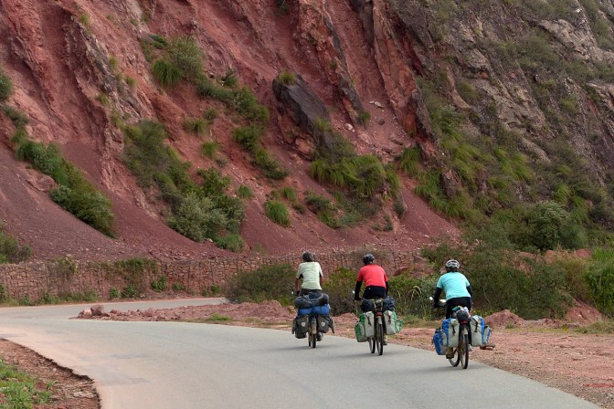 Paul, Elmar and Ellen on the final climb to Samaipata.