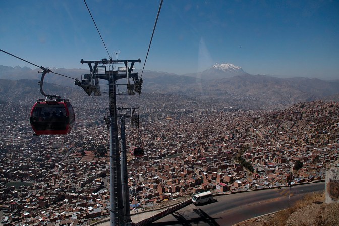The Teleférico running between El Alto and La Paz.