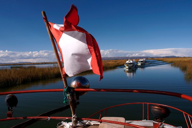 Boats coming from Uros.