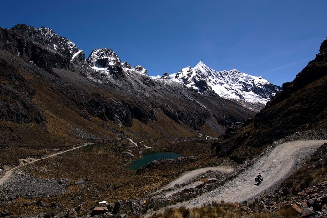 The final hairpins up to Puerto Chuelo Pass.