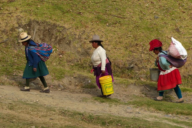 Women returning home from the fields in El Pinar.