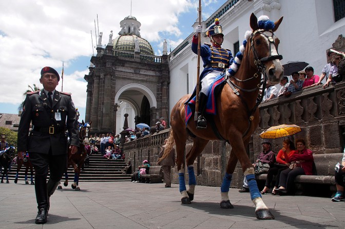 Changing of the guard at the Presidential Palace on Plaza Grande.